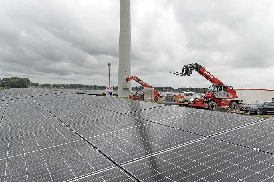 De aanleg van Zonnepark De Dijken met 30.000 zonnepanelen langs de N245 bij Tuitjenhorn en Warmenhuizen is in volle gang.