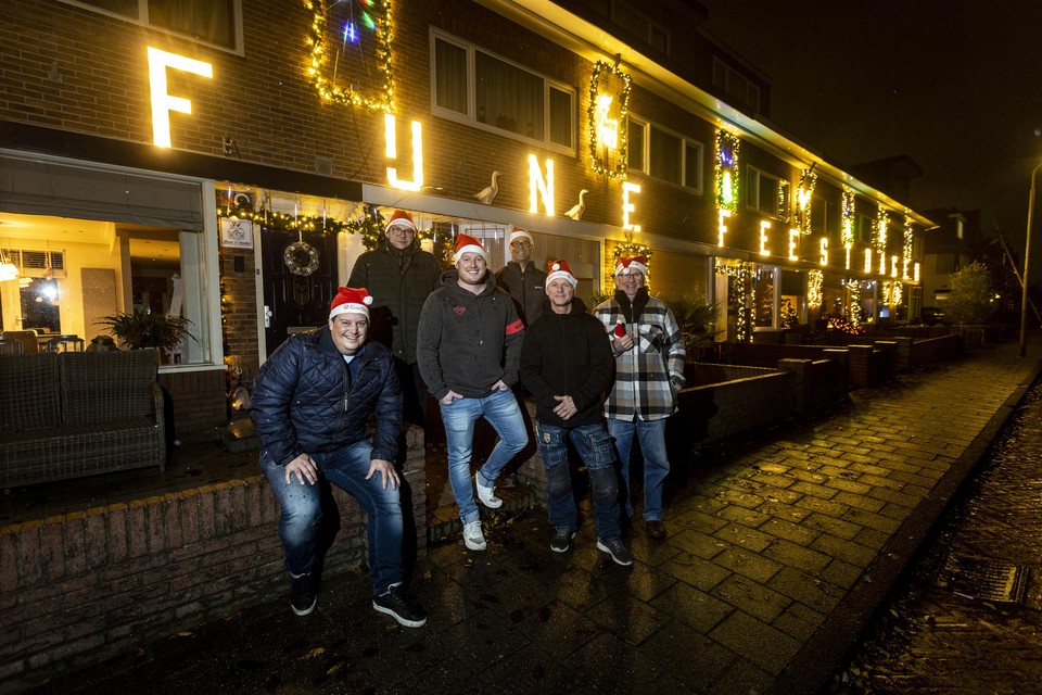 Buurmannen Dirk, Jeroen, Patrick, Martin, Ron en Peter zijn trots op hun gezamenlijke kerstverlichting in de Marconistraat.
