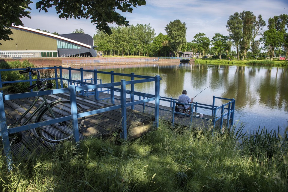 De vijver in park Overbos moet in het plan voor Landgoed Adrichem plaatsmaken voor een hockeyveld.