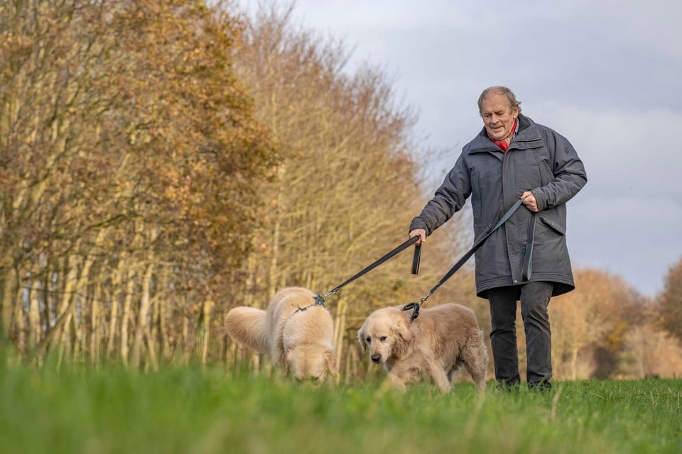 Lub Nieuwenhuis met zijn honden in Mariëndal.