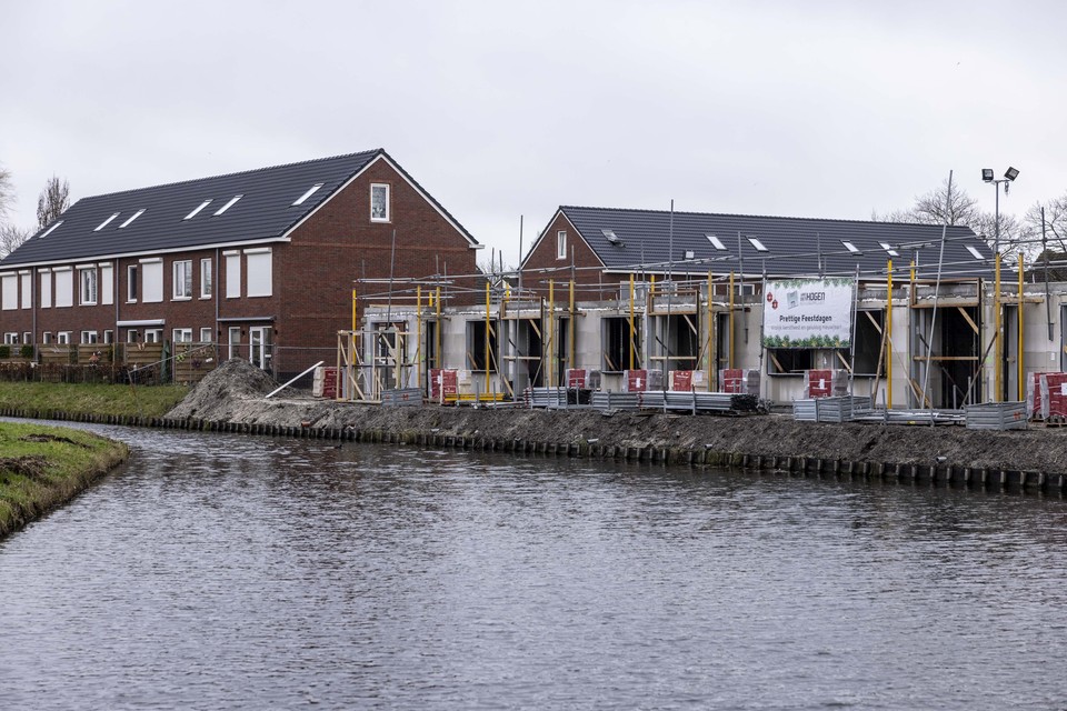 Links en op de achtergrond de nieuwe huizen en rechts de seniorenwoningen waaraan gebouwd wordt.