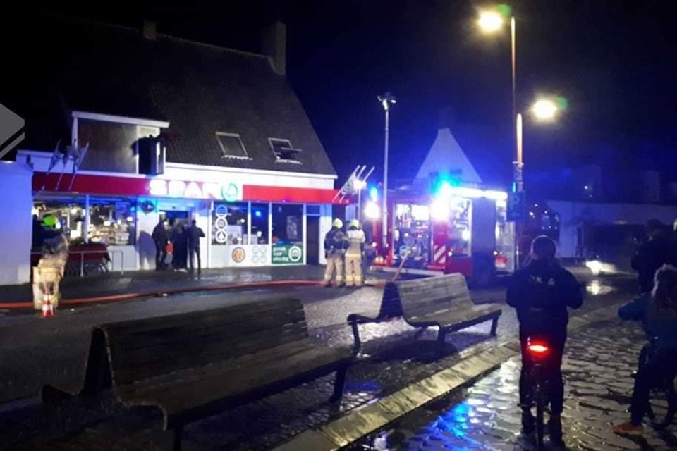 Hulpdiensten bij de brand vrijdagavond in Petten.
