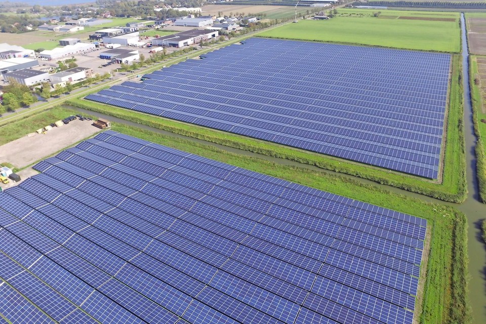 Een zonnepark van elf hectare in West-Friesland: bijna 45.000 panelen bij Andijk.