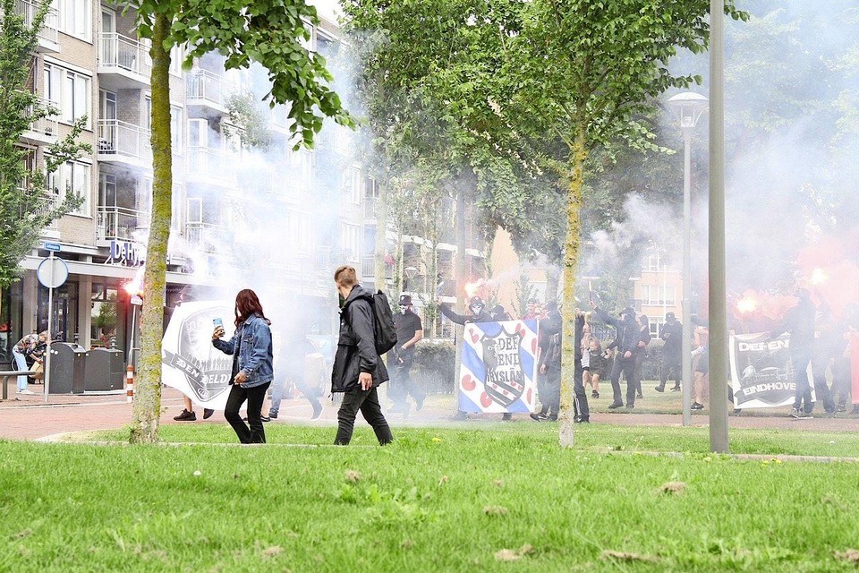 De demonstranten staken veel vuurwerk af tijdens hun optocht door Den Helder.