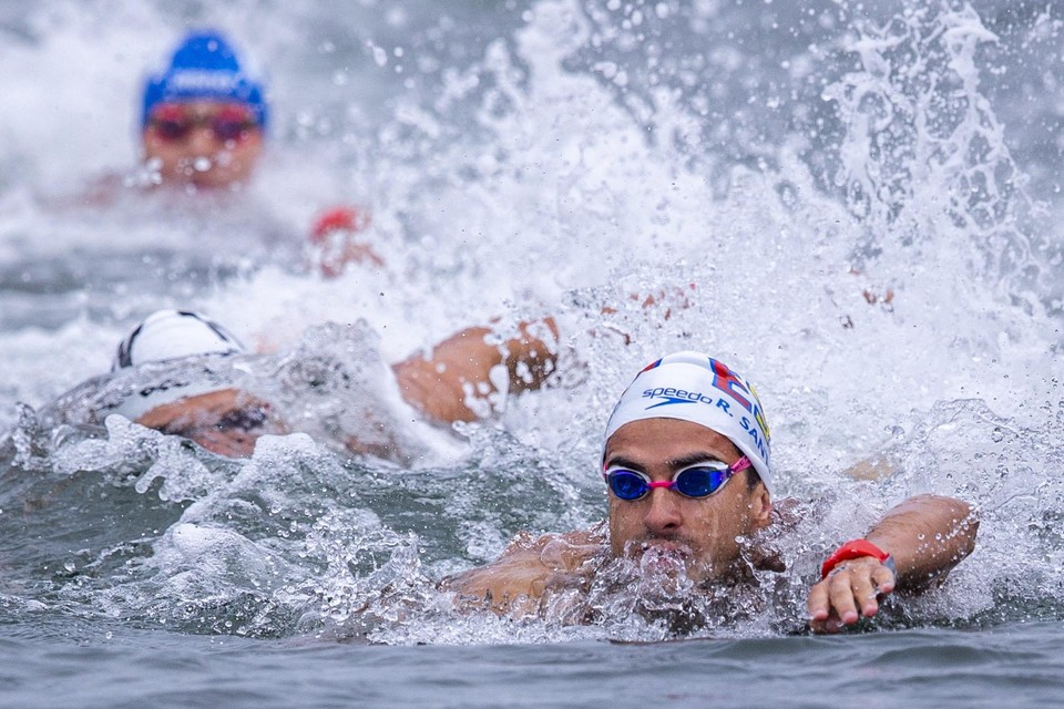 5 kilometer voor gemengde teams op WK in Yeosu: Raul Santiago Betancor van Spanje zwemt aan kop.