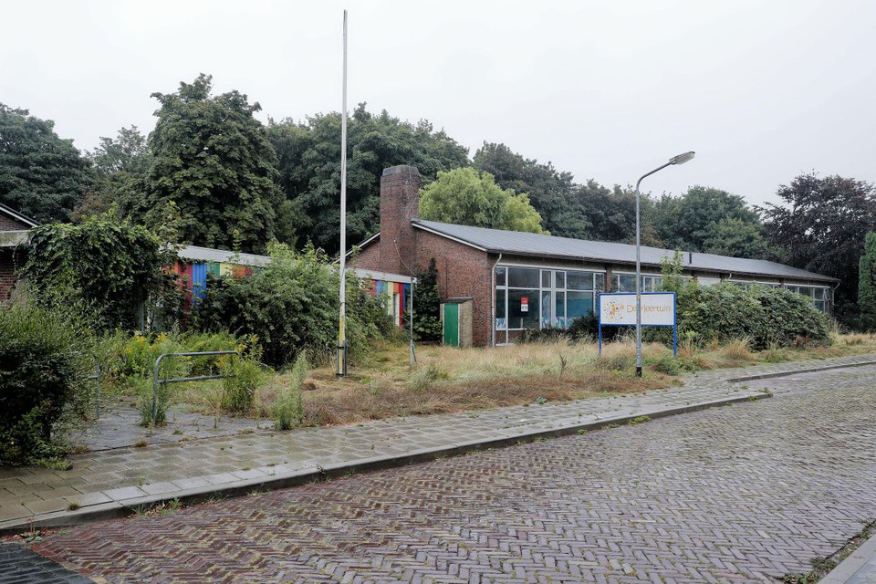 De leegstaande school aan de Langeweg in Slootdorp wordt gesloopt, woningen komen ervoor terug.