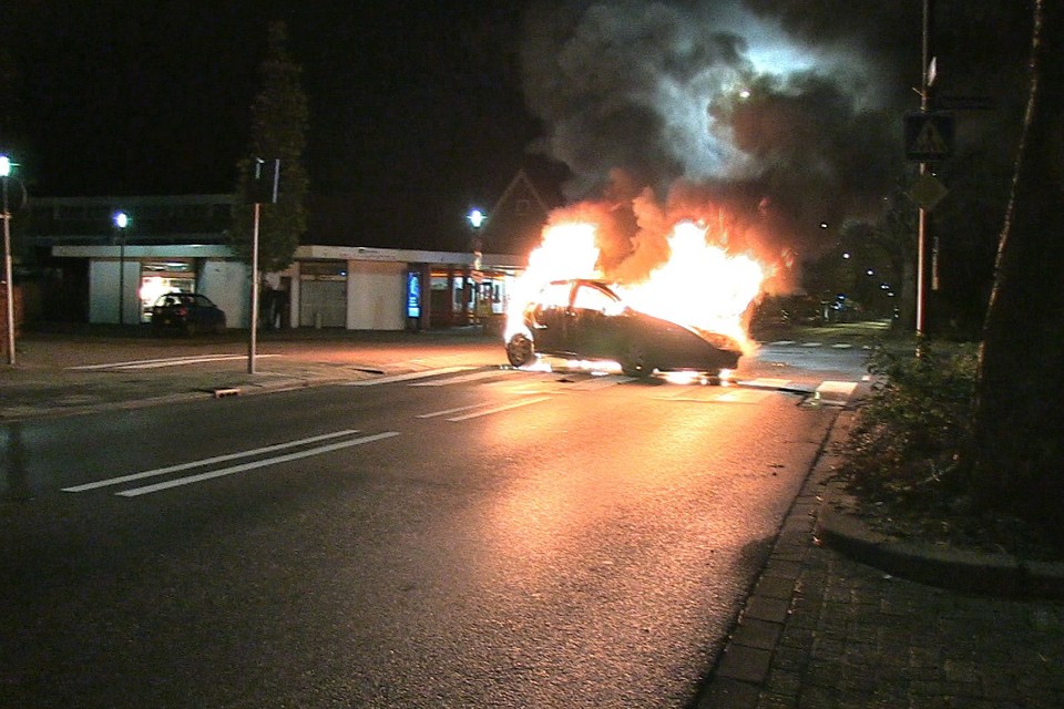 Pinautomaat Heerhugowaard opgeblazen, auto in brand gestoken. Foto DNP.nu/Hans Vrenegoor