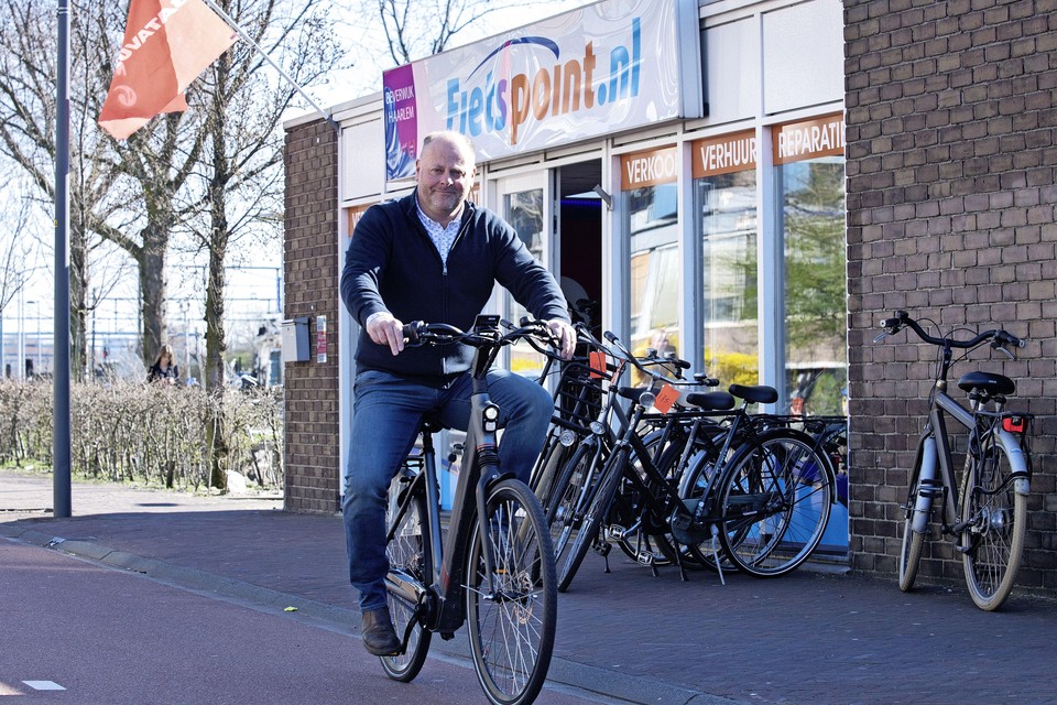operator bibliothecaris Analytisch Willie Wortel in fietsenland valt met zelfontworpen e-bike in de prijzen.  Eentje die robuuster en meer vermogen heeft dan de doorsnee elektrische  fiets | Noordhollandsdagblad