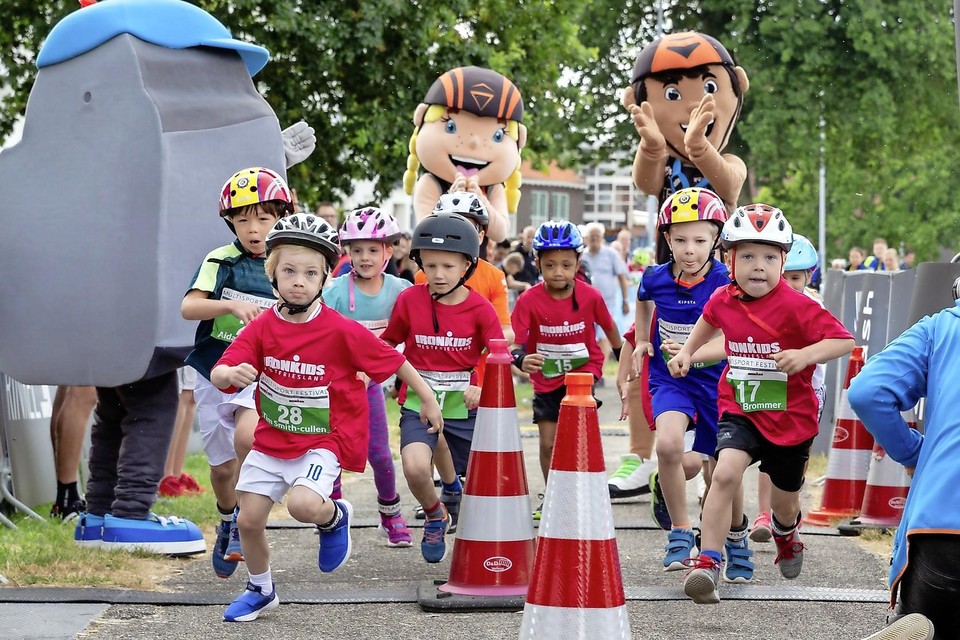 De jongste deelnemertjes - Iron Kids- zetten het zaterdagochtend op een rennen.