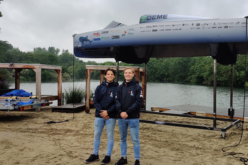 Tom van der Zwart (links) en Martin van Schie tijdens de doop van hun waterstofboot.