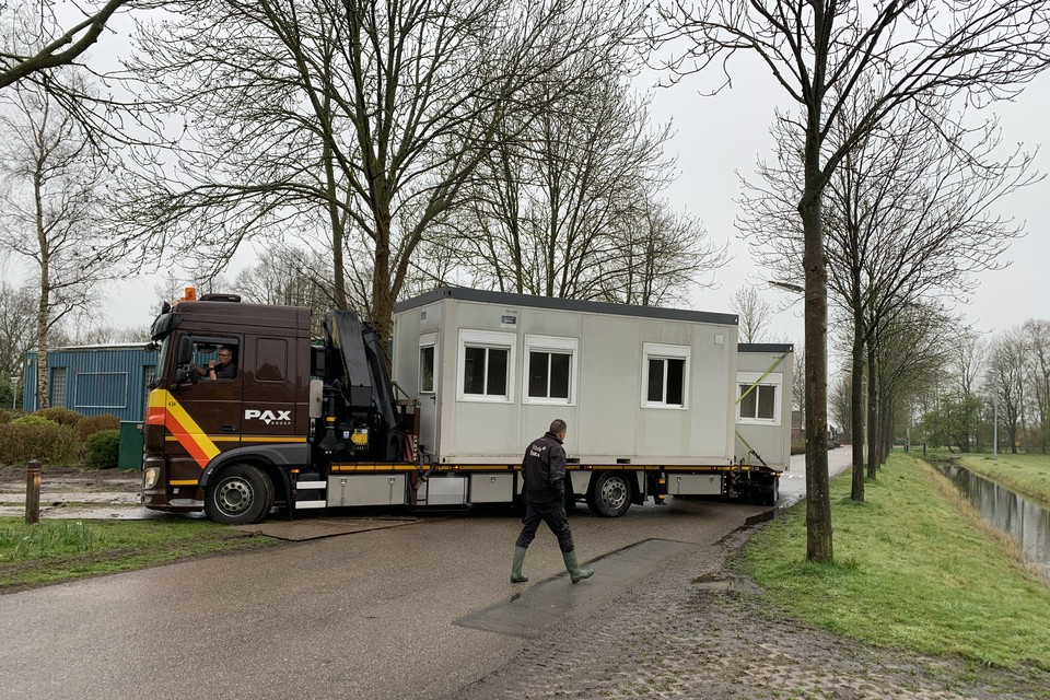 De eerste units arriveren op sportcomplex De Weyver in Opmeer.