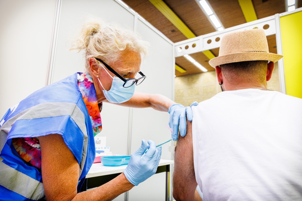Na de tweede vaccinatiedag in Haarlem en Velsen zijn vrijdag ruim honderd mensen geprikt.