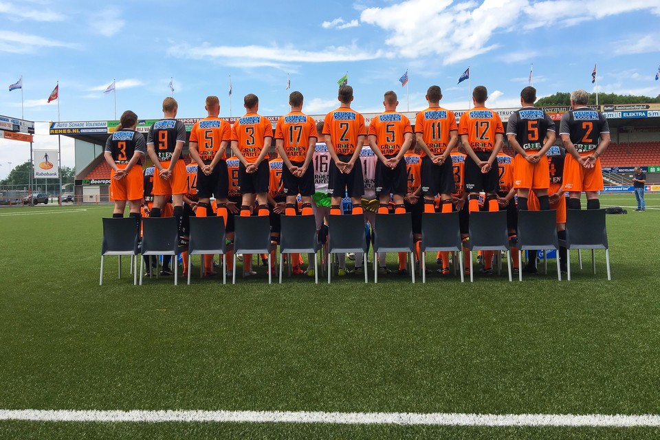 De selectie van FC Volendam strak in het gelid voor de fotografen.