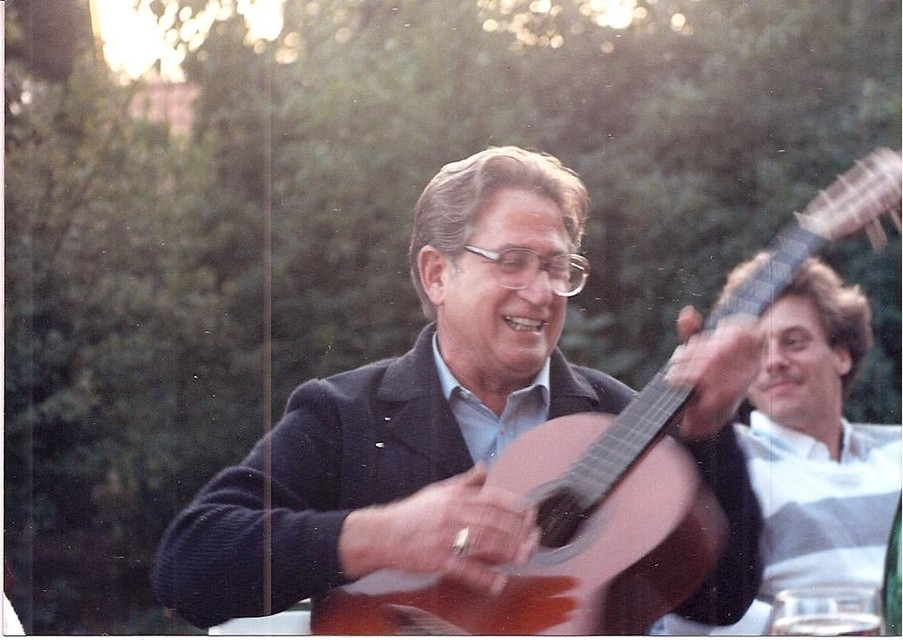 In zijn vrije tijd speelde Joop Zanoli graag gitaar en zong hij.