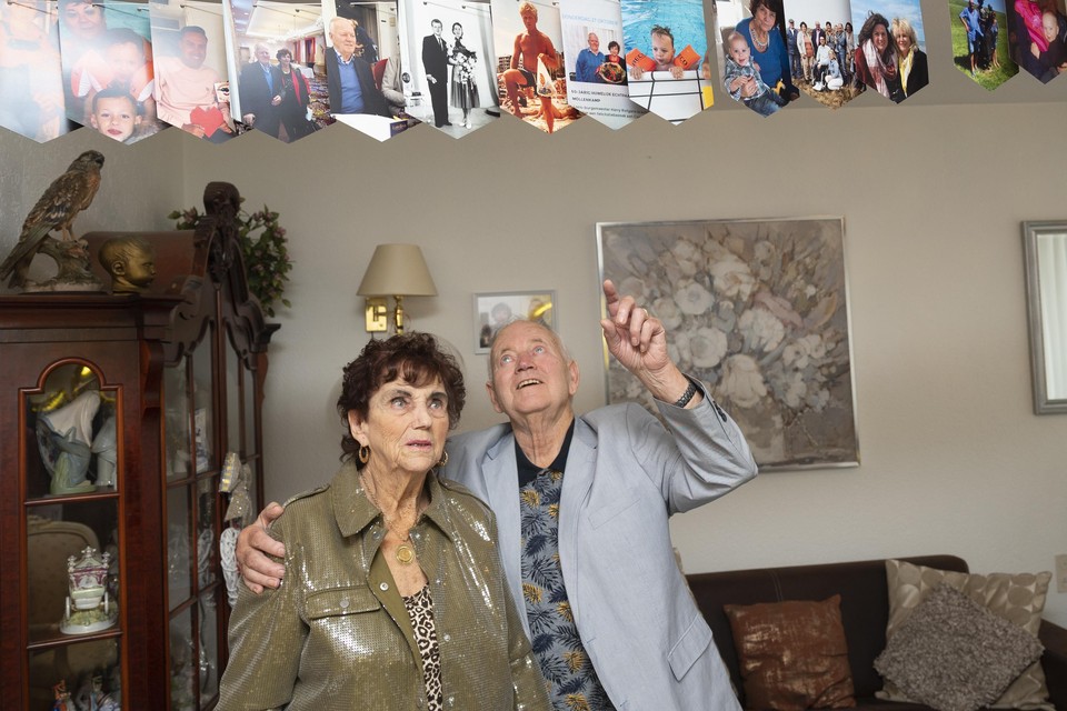 Jopie en Cor Sirach onder de fotoslinger voor hun 65-jarig huwelijk.