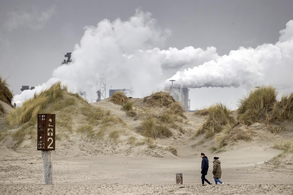 De hoogovens van Tata Steel gezien vanaf het strand bij Wijk aan Zee.