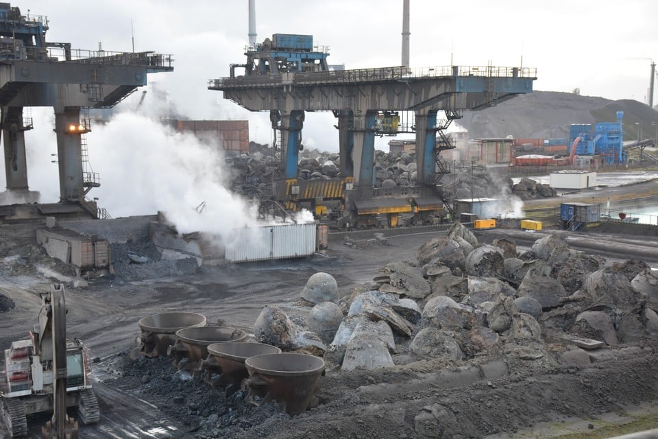 Het bedrijf Harsco Metals verwerkt slak op het terrein van Tata Steel. In dat deel van het terrein werd onlangs chroom-6 aangetroffen in het grondwater.