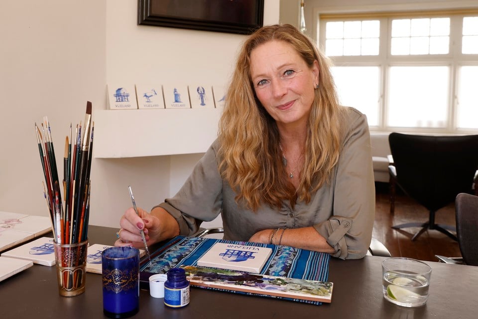 Sanna van Hellemondt aan het werk in haar woning in Naarden-Vesting.