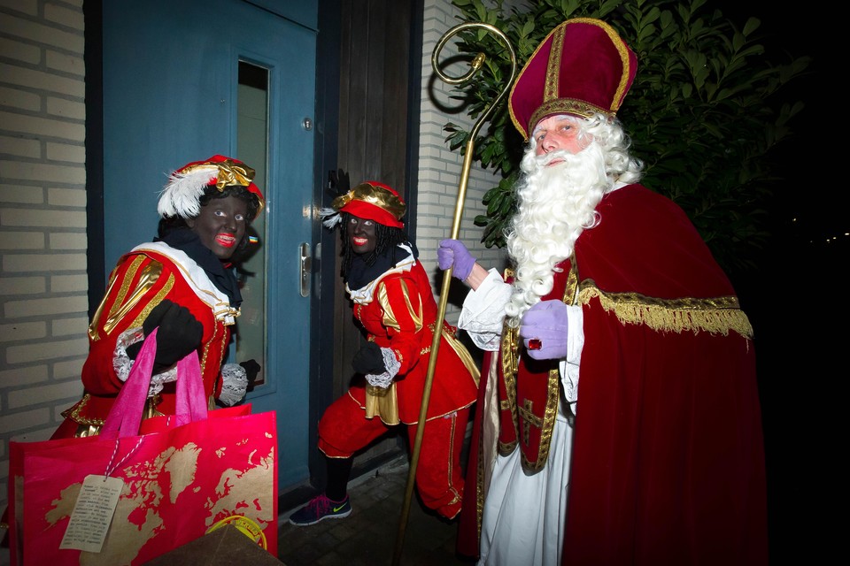 Sinterklaas en pieten van de Sinterklaascentrale bezochten vrijdagavond in Purmerend zes adressen.