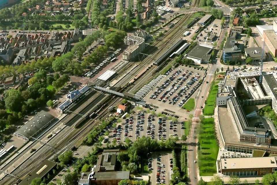 Het plangebied voor de Poort van Hoorn, waar nu vooral (geparkeerde) auto’s het straatbeeld dicteren.