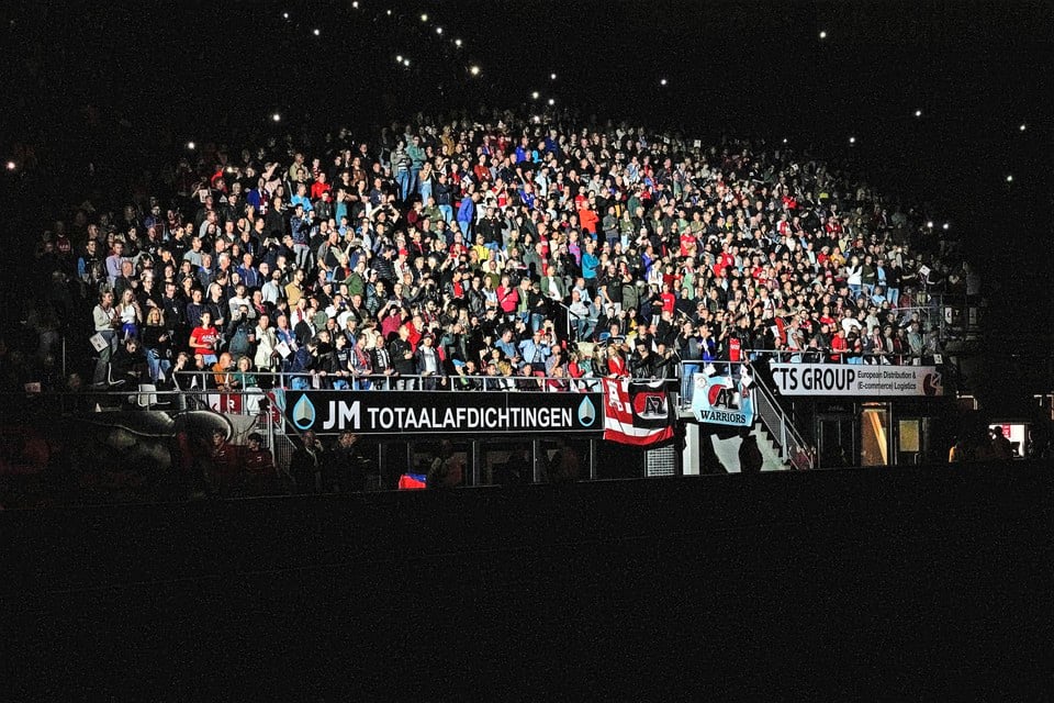 Beeld van de Ben Side tijdens de lichtshow in het stadion van AZ.