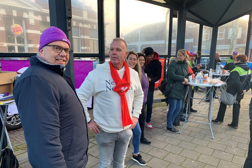 Buschauffeurs Gertjan van der Made (paarse muts) en Ronald Aaij (rode sjaal) staken op Station Hoorn.