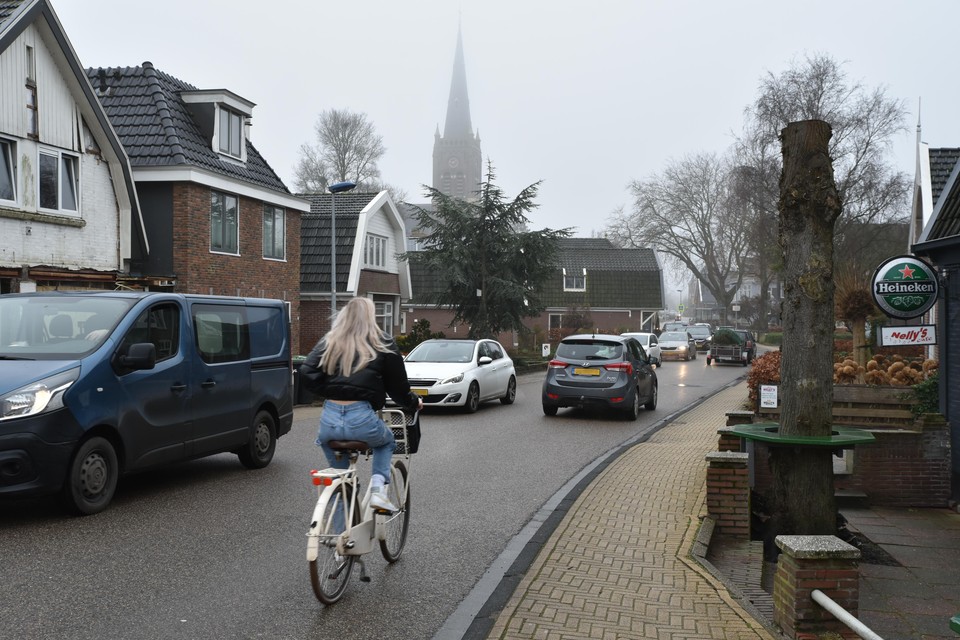 De verkeersdruk op de Dorpsstraat in Obdam neemt met de dag toe. Een ringweg moet uitkomst brengen.