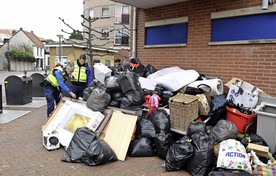 Gedumpt afval in binnenstad Den Helder al lang geen incident meer. ’Hiervoor zijn boetes van vijfhonderd euro op zijn plek’, vindt Peter Reenders. ’Namen en nummers zijn bekend’