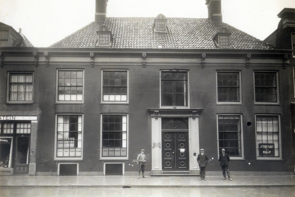 De woning van de baron Du Tour aan de Langestraat tussen de Grote Kerk en het stadhuis kort voor de sloop in 1909. Tegenwoordig is op deze plek een Xenos-winkel gevestigd.