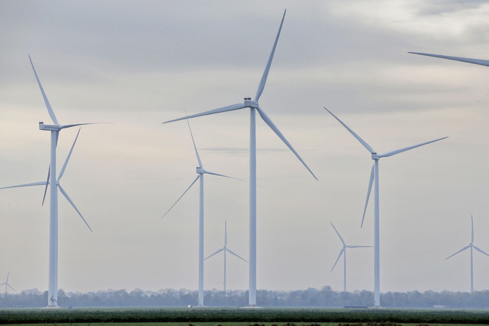 Windturbines in de Wieringermeer, slechts een deel van de infrastructuur voor energie die te wachten staat.
