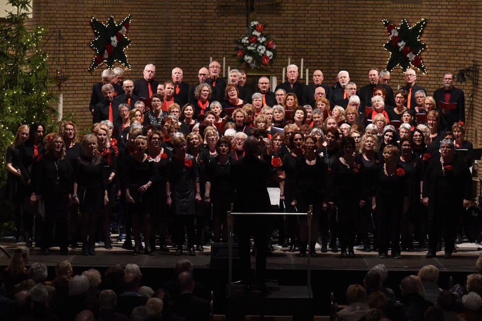Het Enkhuizerkoor, Allure en Four Winds zingen samen het openingslied van het kerstconcert in de Gerardus Majellakerk te Onderdijk.