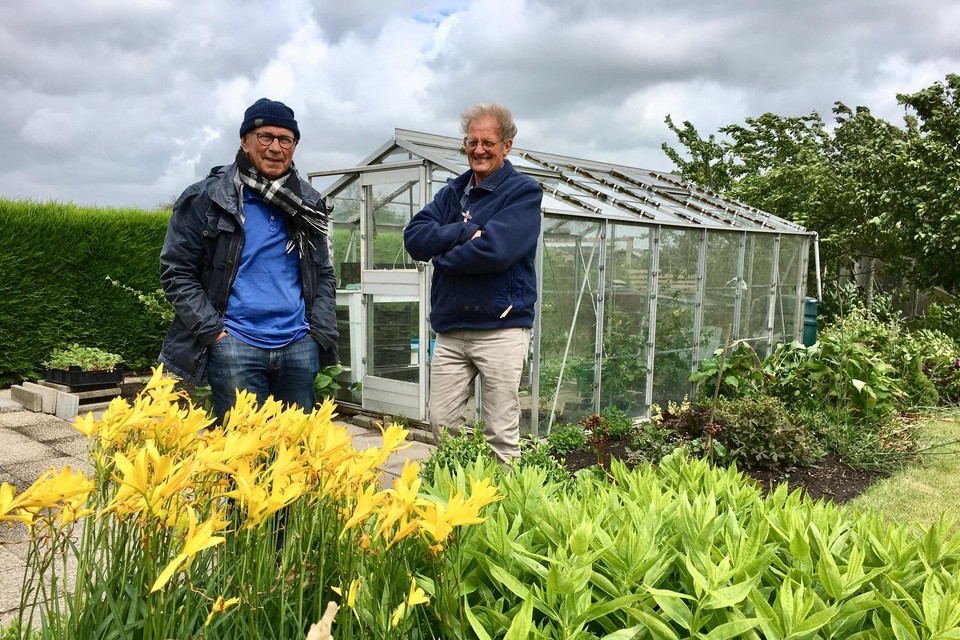 Frits Samuels (l) en Arie Luken op hun gezamenlijke tuin: ,,De variatie maakt het juist leuk.”