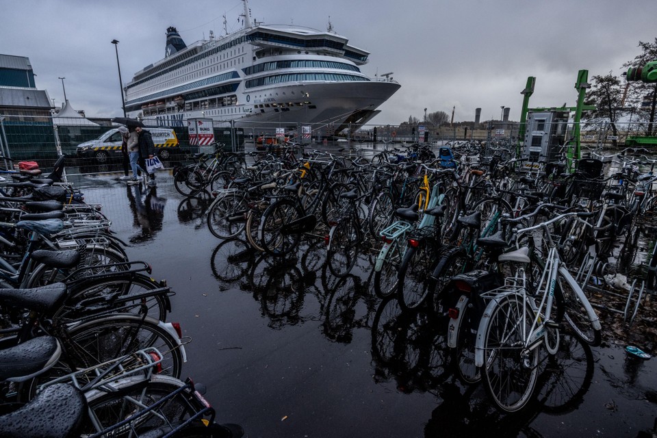 De fietsenrekken bij de boot worden steeds voller.