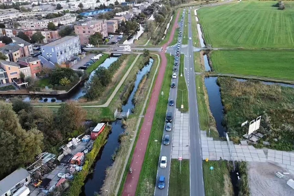 De Noorderveenweg richting de rotonde Noorderveenweg/Dorpsstraat. Door de verwachte toename van het doorgaande (sluip) verkeer komt het hier volgens de bewoners dagelijks vast te staan.