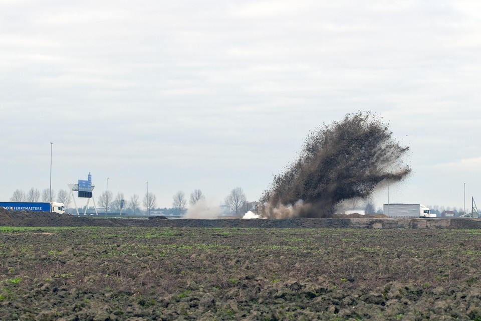 Exact om 12 uur woensdagmiddag wordt de brisantbom uit de Tweede Wereldoorlog bij Rijsenhout tot ontploffing gebracht.