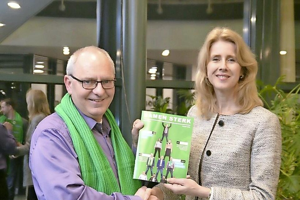 Dick Bennis, lijsttrekker van het CDA in Hoorn, greep het bezoek van de staatssecretaris aan om haar een exemplaar van Samen Sterk te geven, een eigen ’glossy magazine’, dat dit weekend huis-aan-huis in Hoorn wordt bezorgd.
