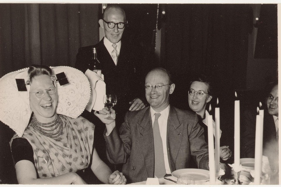 Een vrouw in Zeeuwse klederdracht geniet van het diner dat de Zeeuwse delegatie kreeg voorgeschoteld in Purmerend.