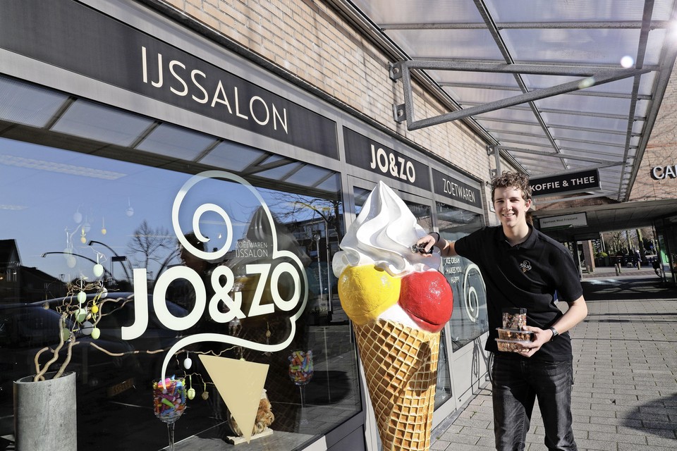 19-jarige Milan uit Warder voor zijn nieuwe ijswinkel