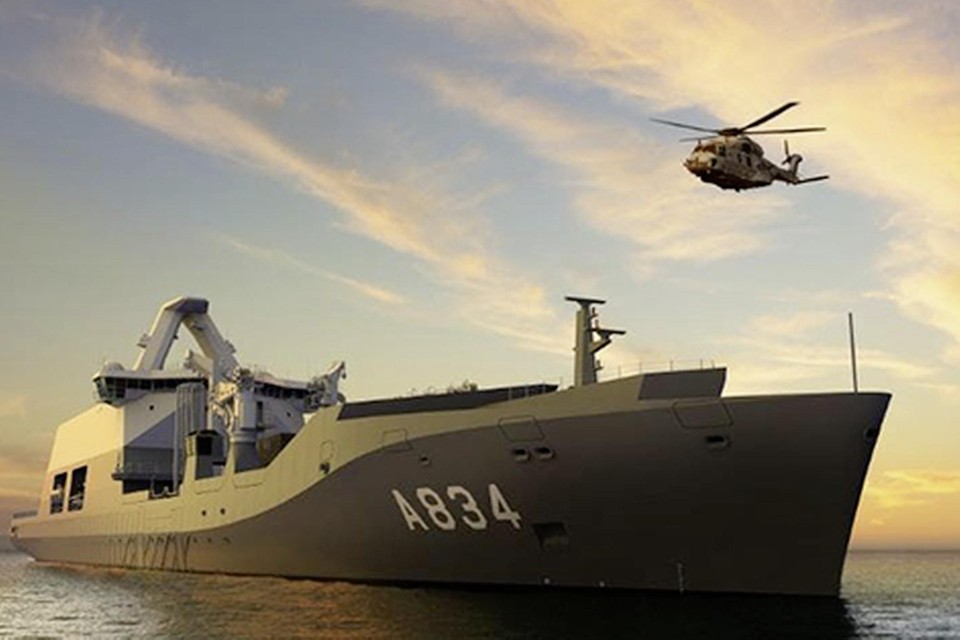 Een NH90 helikopter van De Kooy hangt boven Zr.Ms. Den Helder. Straks werkelijkheid.