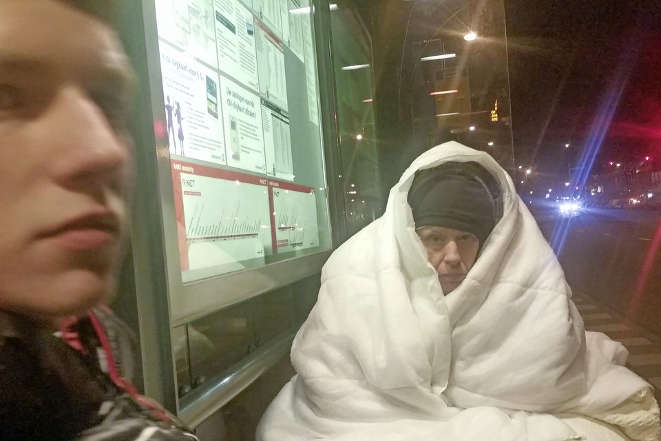In 2016 sliep Gepke de Leef in de vrieskou in een bushalte aan de Wilhelminastraat.