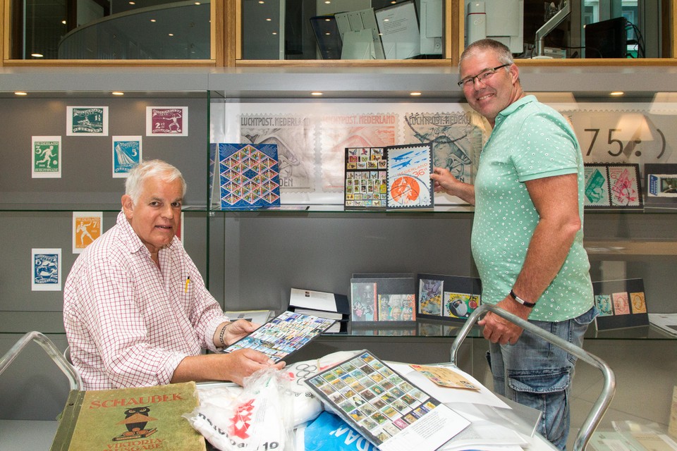 Ed Velthuizen (links) en Erik Schalk richten de postzegel-expositie in.
