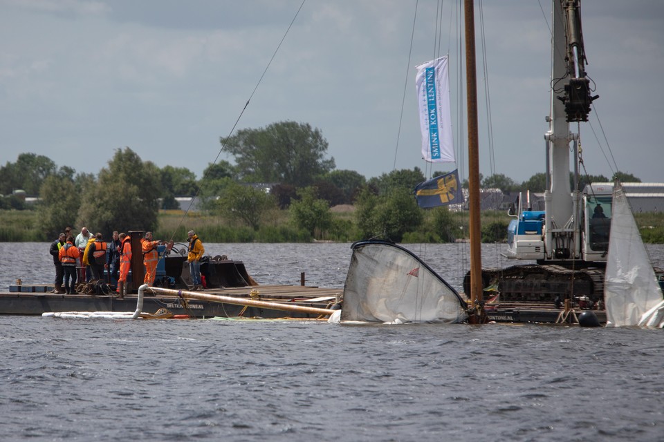 Het omgeslagen skûtsje werd zaterdag geborgen op het Eemmeer.
