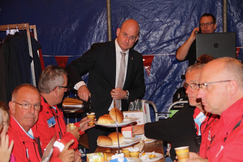 De Hoornse burgemeester Jan Nieuwenburg schenkt koffie tijdens het ontbijt dat hulpverleners in de vorige editie van de Hulpverlenersdag in Hoorn werd aangeboden.