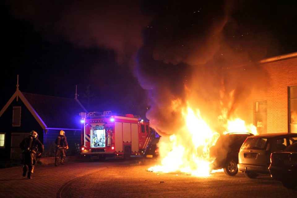 Autobranden aan Diederik Sonoyweg. Foto DNP.nu/Jelle Brandsma