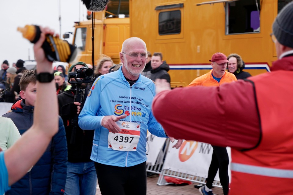 Jaap Wit heeft het weer gehaald: voor de 46e keer gaat hij over de finish in de Egmond Halve Marathon.