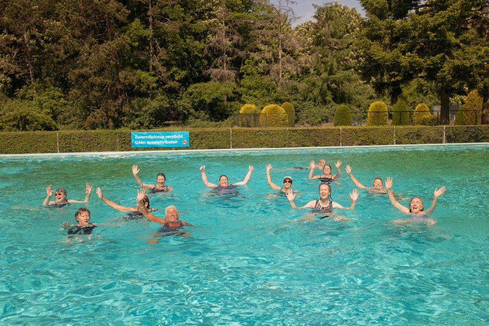 Allemaal blij dat bosbad De Vuursche weer open is. Vanuit de hele regio kwamen de zwemmers maandag naar het Baarnse bad.