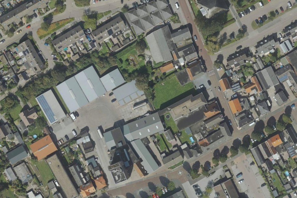 Het centrumgebied van Opmeer. Met middenboven het pand van de Action (met de acht dakpuntjes). Rechts daaronder Breestraat 22 tot en met 26 waar STED Development de supermarkt wil bouwen. Daar links naast ligt het terrein van Koenis.