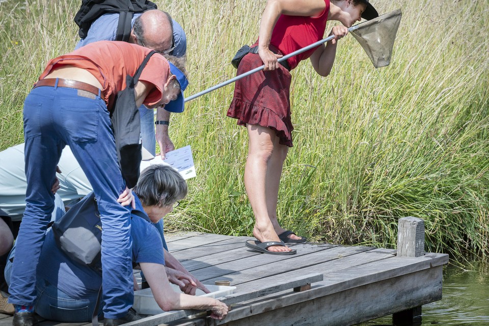 Dertig vrijwilligers gaan zelf de waterkwaliteit in Rijnlands gebied meten. Links in het oranje shirt Hans Bakker.