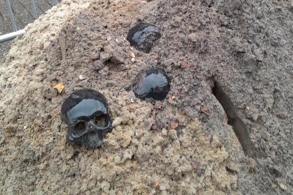 Er werden menselijke resten gevonden vlakbij de kerk.