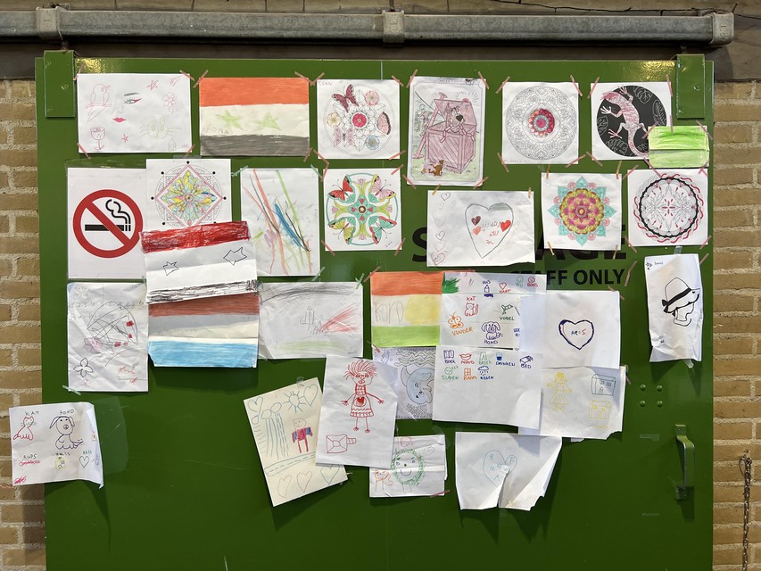 Throughout the shelter, there are drawings made by the children with the volunteers.